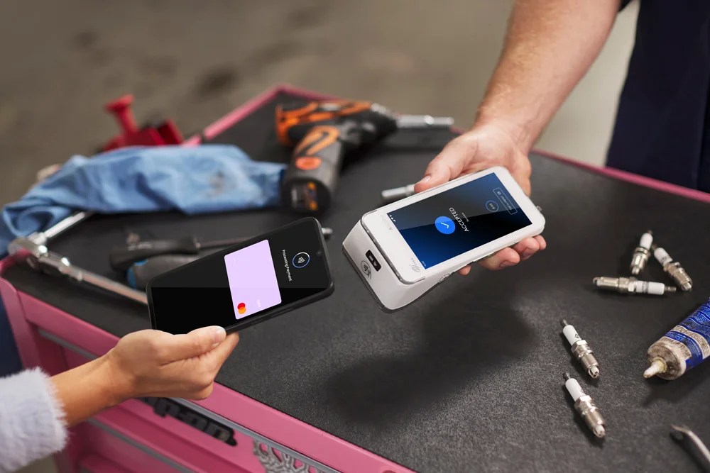 Smartpay A920Pro Terminal receiving contactless mobile payment in trade shop